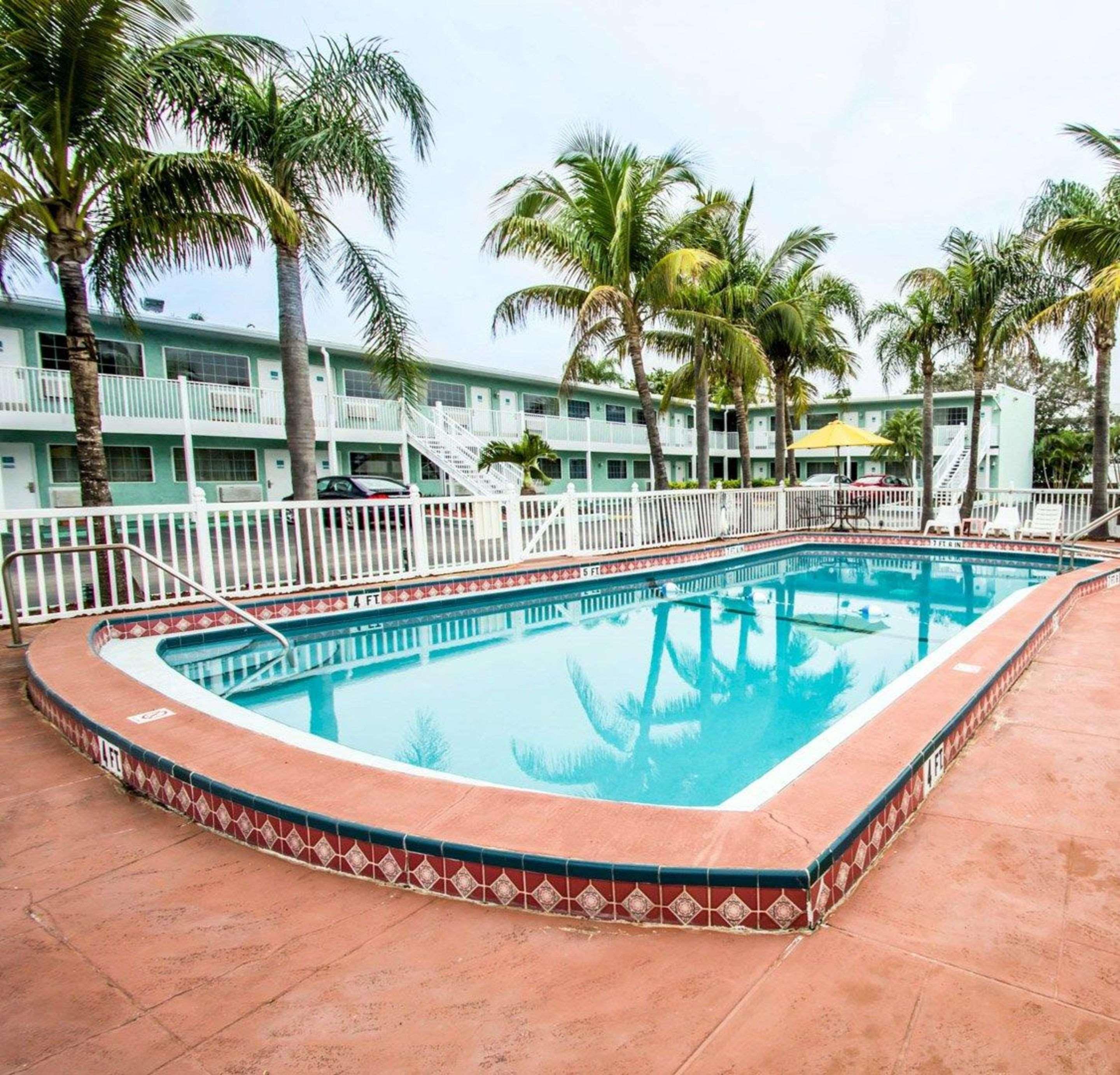 Econo Lodge Cocoa Beach - Near The Port Exterior foto